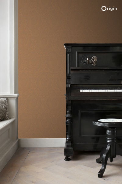 Wohnraumszene mit gemusterter Tapete, Klavier und Hocker