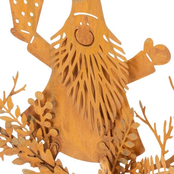 Gartenfigur Wichtel aus Edelrost mit langem Bart und Blattverzierung.