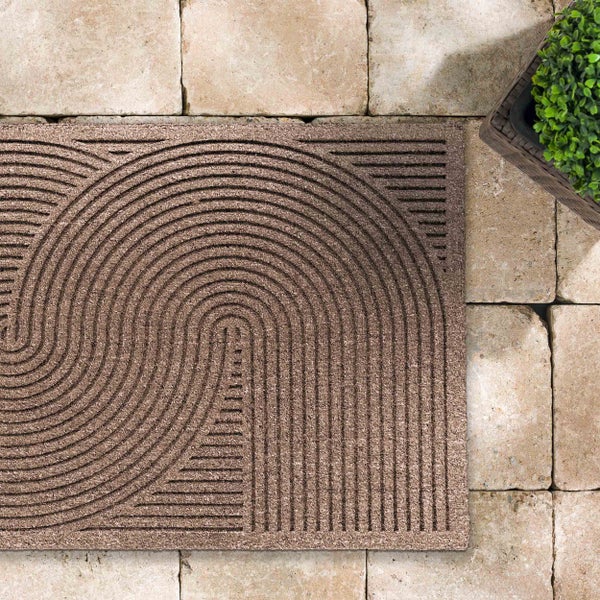 Fußmatte mit kreisförmigem Design auf Steinfliesen