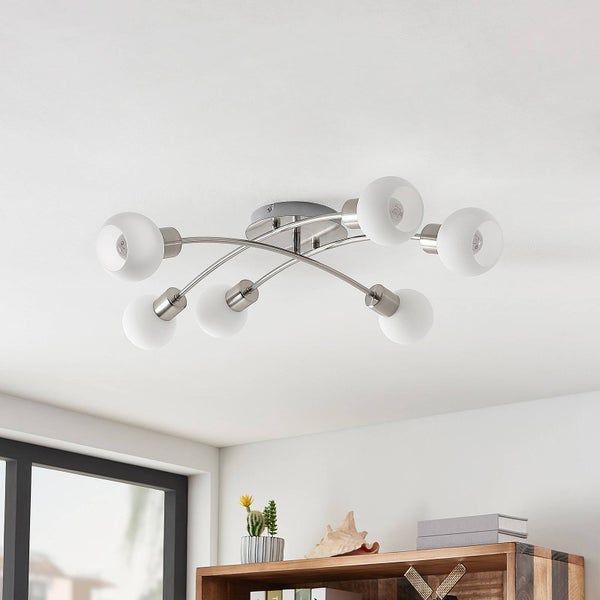 Deckenleuchte mit sechs Lampen und runden Lampenschirmen im Wohnzimmer.