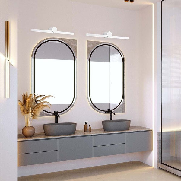 Helles Badezimmer mit Doppelwaschbecken, Spiegeln und Beleuchtung