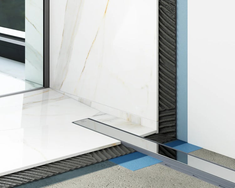 Badezimmer-Szene mit Duschrinne und Fliesenaufbau