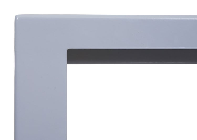 Detailaufnahme einer grauen Metallregalverbindung mit einem L-förmigen Pfosten und einem horizontalen Balken.