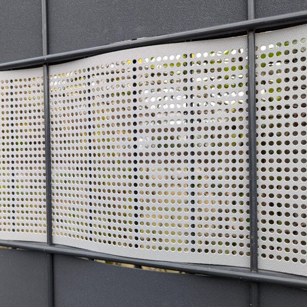 Detailansicht eines Zaunelements mit Lochmuster für Sichtschutz.