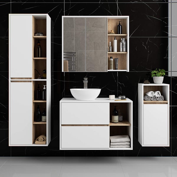 Badezimmer mit Waschtisch, Spiegel, Hochschrank und offenem Regal