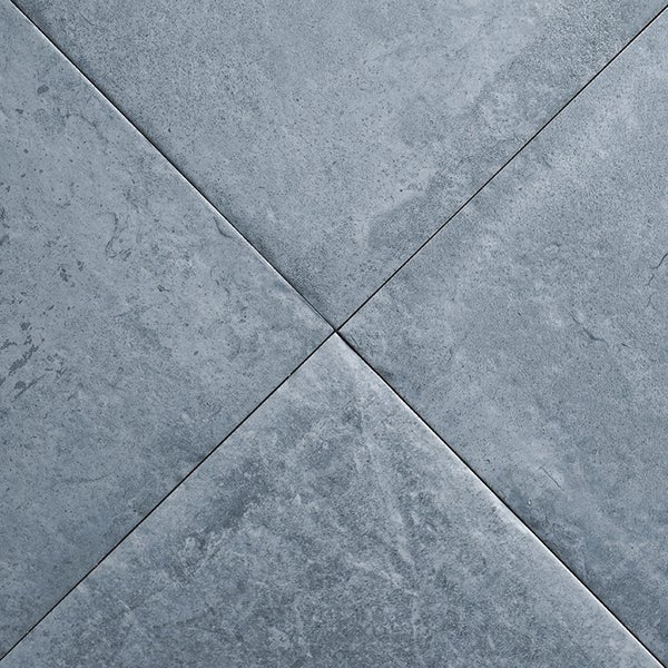 Quadratische Fliesen mit strukturierter Oberfläche in Steinoptik für Wand und Boden.