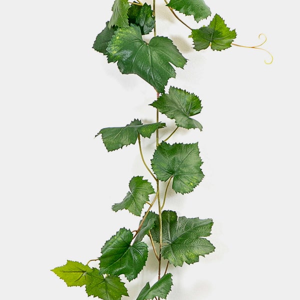 Künstliche Weinrebe mit grünen Blättern