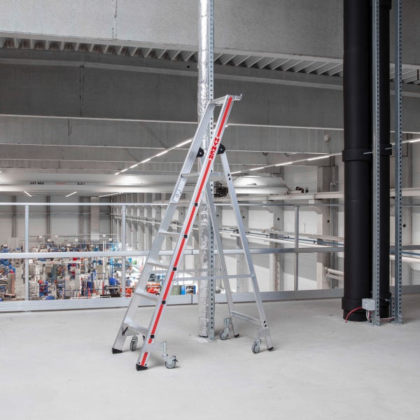 Aluminium Arbeitsgerüst mit Rollen in einer Industriehalle