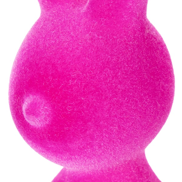 Nahaufnahme einer pinkfarbenen Dekofigur in Hasenform mit samtiger Oberfläche.