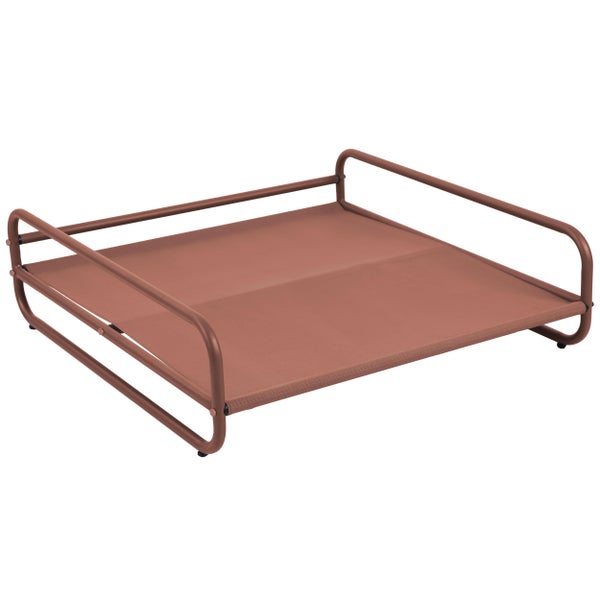 Erhöhtes Hundebett mit Metallrahmen und Netzgewebe in Terrakotta.