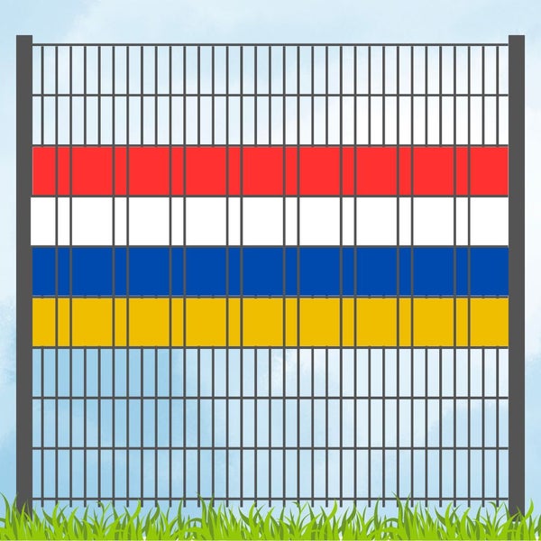 Zaun mit roten, weißen, blauen und gelben Feldern