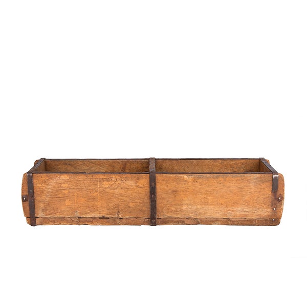 Holzkiste mit zwei Fächern und Metallverstärkung