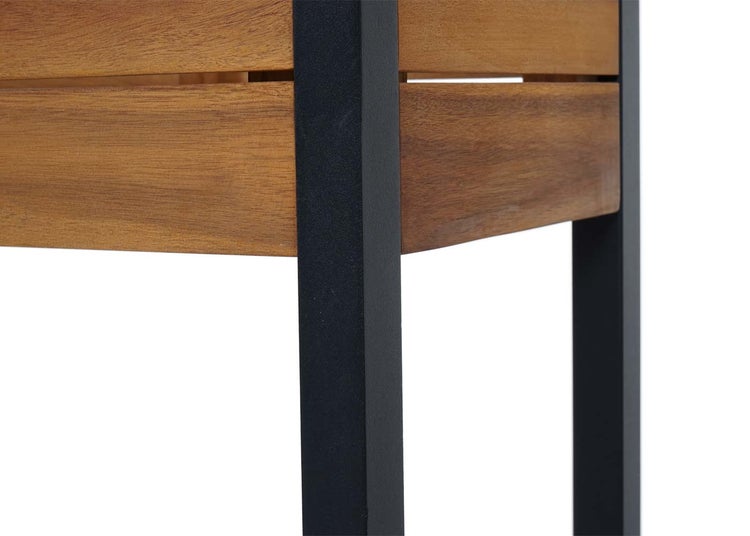 Nahaufnahme eines Pflanzkübels aus Holz mit schwarzem Metallgestell.
