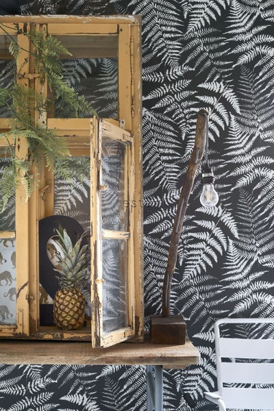 Dekorative Szene mit Fensterrahmen, Ananas, Lampe und Farnmuster-Tapete