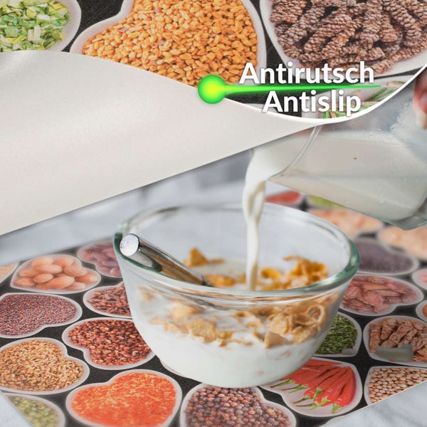 Antirutschmatte mit Gewürzmuster in Herzform unter einer Schüssel mit Müsli.