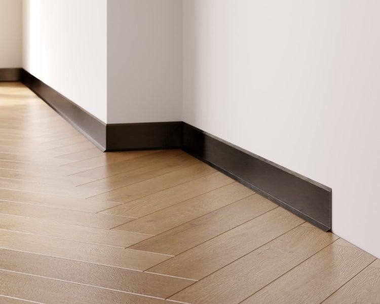 Raumecke mit Fußleiste und Parkettboden