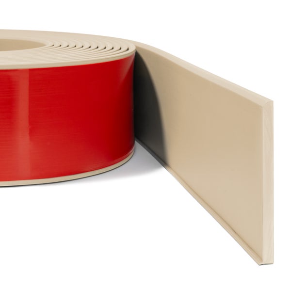 Selbstklebende Sockelleiste auf Rolle