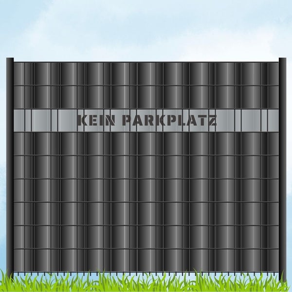 Sichtschutzzaun mit der Aufschrift 'Kein Parkplatz'