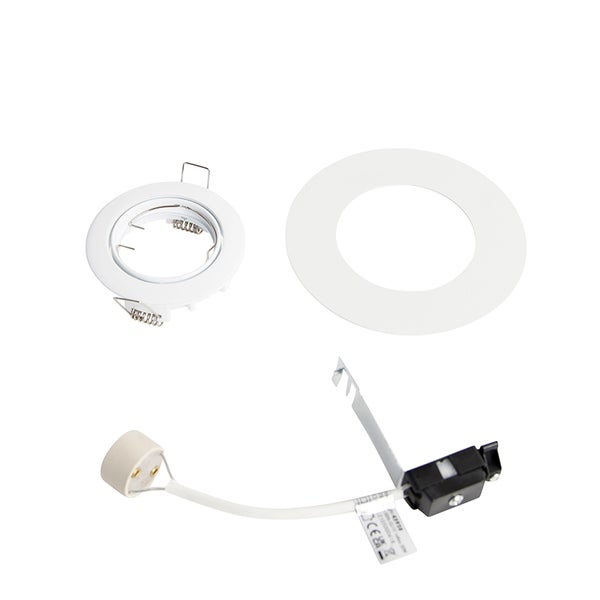 Weißes Einbaustrahler Set bestehend aus Einbaurahmen, Abdeckring und GU10 Fassung mit Anschlusskabel.