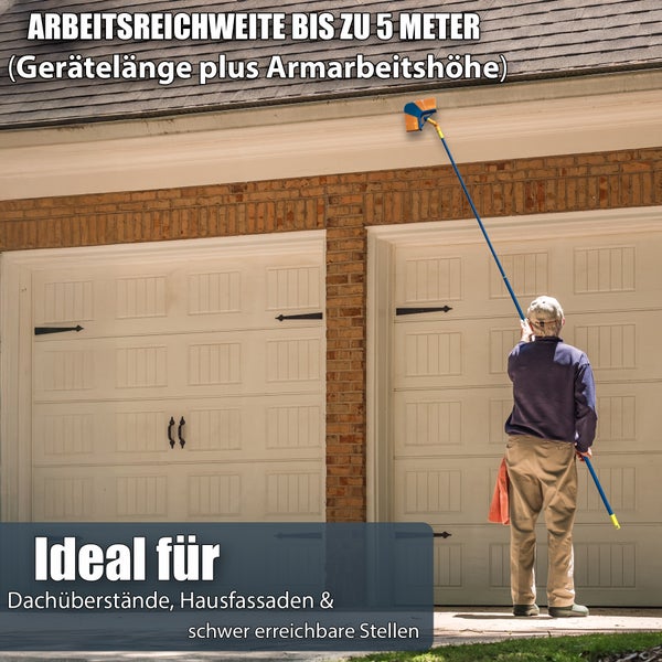 Eine Person reinigt mit einer Fassadenbürste die Hausfassade