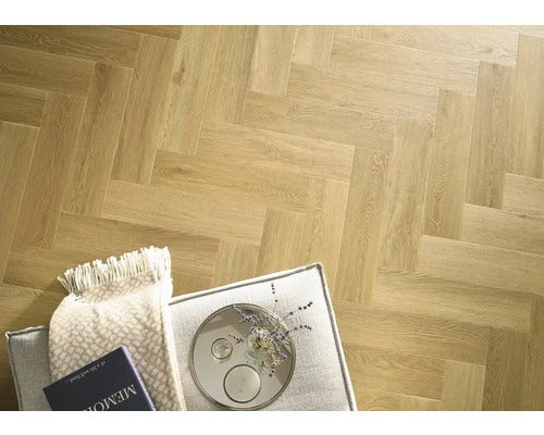 Innenraum mit hellem Fischgrätparkett und Sitzgelegenheit