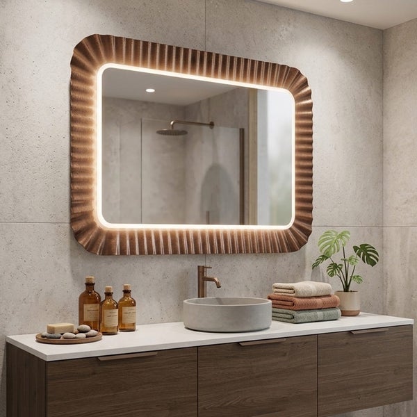 Modernes, helles Badezimmer mit beleuchtetem Wandspiegel mit strukturiertem Rahmen, Holzunterschrank mit grauem Steinbecken und Accessoires.