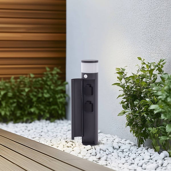 Lucande Wegeleuchte 2 Steckdosen, Außenleuchte Sockelleuchte 50,5 cm mit Bewegungsmelder Gartenlampe IP44 Stromsäule Garten 1x G9 ohne Leuchtmittel