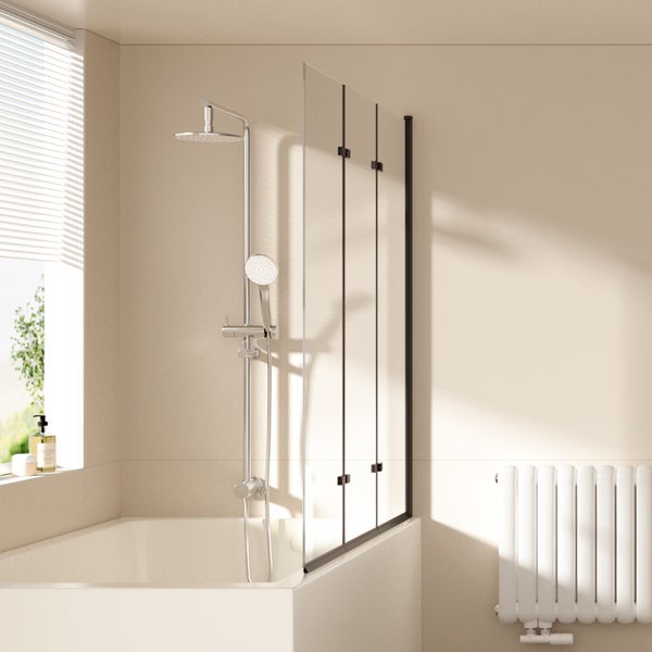 Modernes Badezimmer mit Badewanne, dreiteiliger faltbarer Glas-Duschwand mit schwarzen Scharnieren und einem Regenduschsystem aus Chrom.
