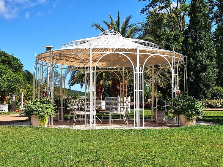 Pavillon ELEO Toskana Ø 5,5 m weiß - pulverbeschichtet | mit Dekorkugel und Sonnensegel ecru