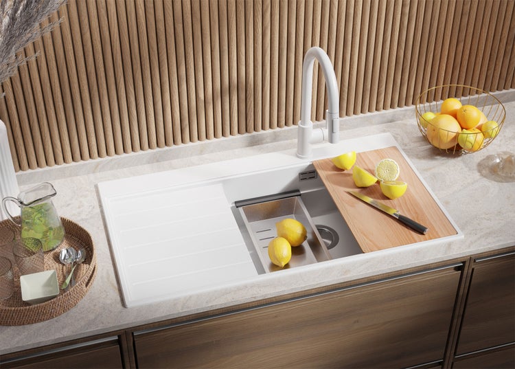 Dekorativer Hartriegel mit grün-weissen Blättern und kleinen Blüten