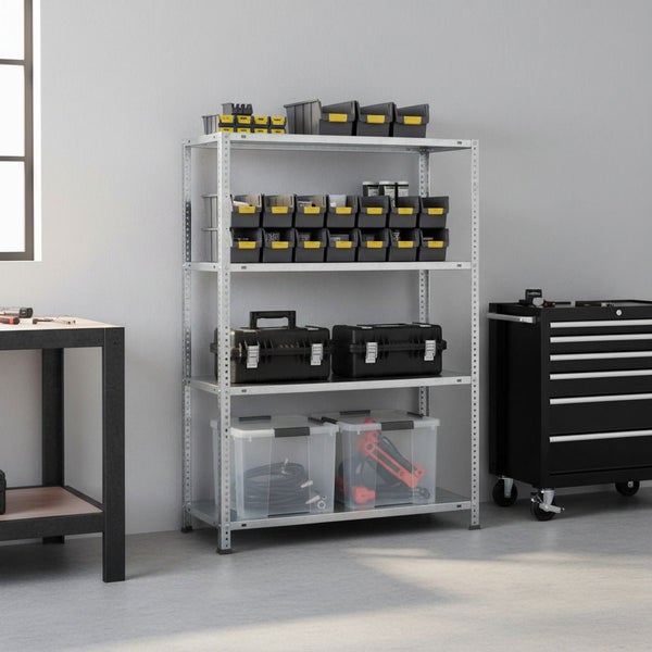 Helle, organisierte Werkstatt mit verzinktem Metallregal, Werkbank, Rollwagen, Sichtlagerboxen, Werkzeugkoffern und transparenten Boxen.