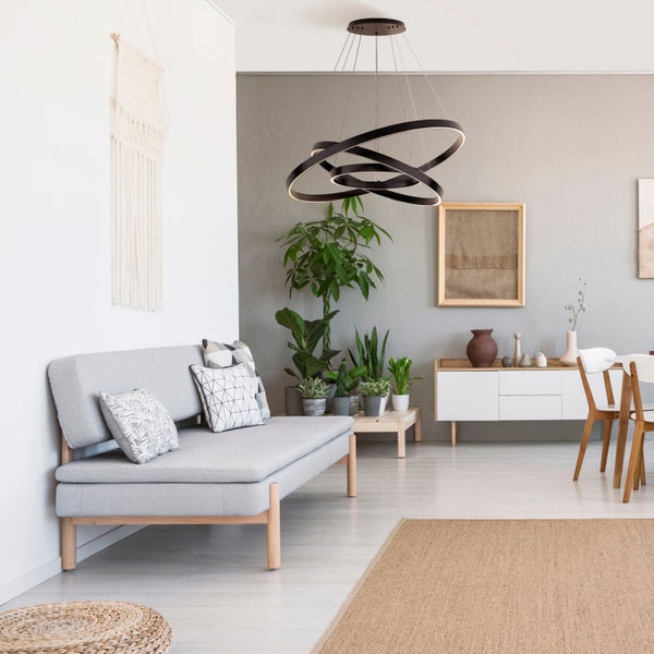 Wohnzimmer mit Sofa, Teppich und Hängeleuchte