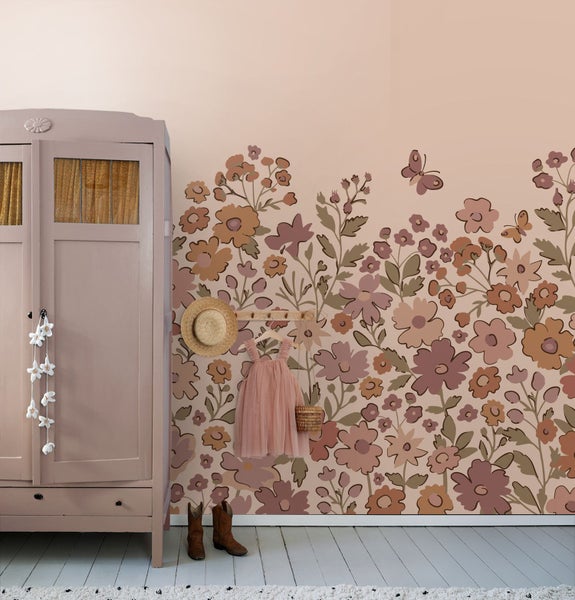 Kinderzimmer mit Kleiderschrank und floraler Tapete mit Blumenmuster