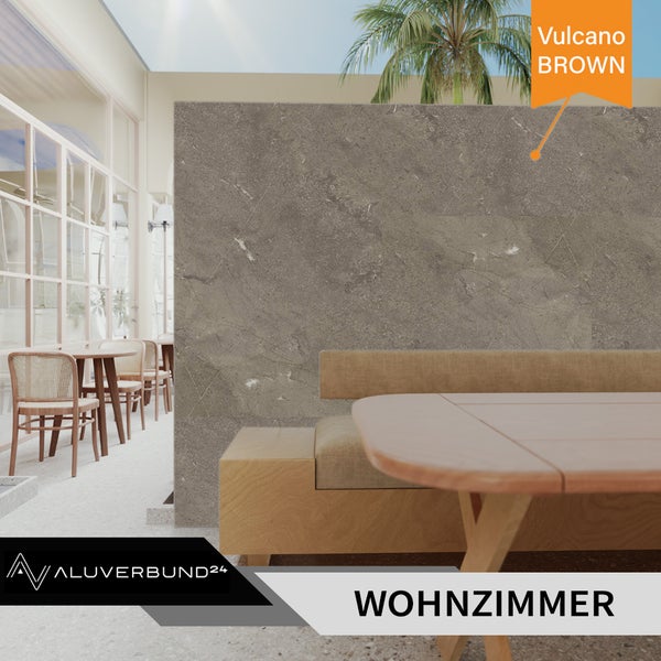 Wohnzimmer mit Wandpaneel in Steinoptik und Holzelementen