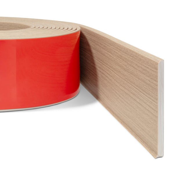 Selbstklebende Sockelleiste mit Holzoptik auf Rolle