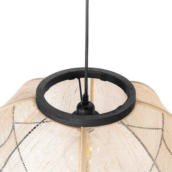 Nahaufnahme einer Pendelleuchte mit beigem Textilschirm, schwarzem Holzring und schwarzem Kabel.