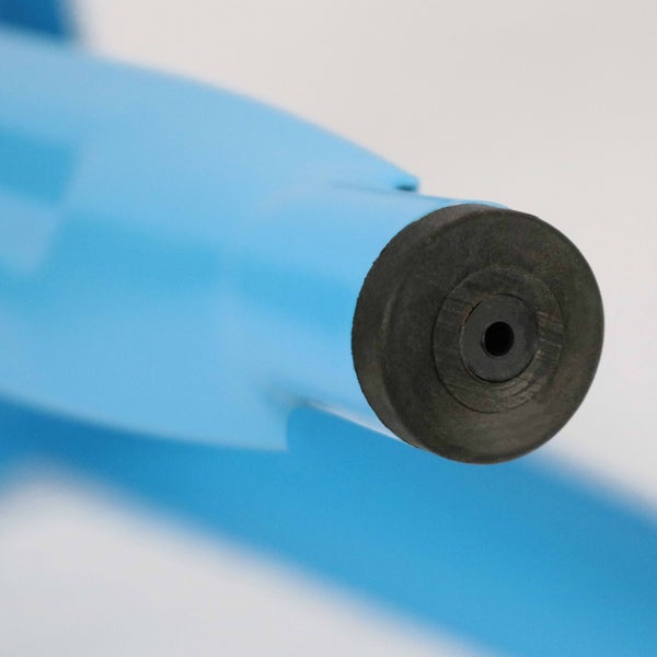 Nahaufnahme eines schwarzen Gummifußes an einem blauen Metallgestell zum Schutz von Oberflächen.