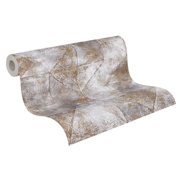 Dekoratives Interieur mit gemusterter Tapete und gerahmter Islandkarte