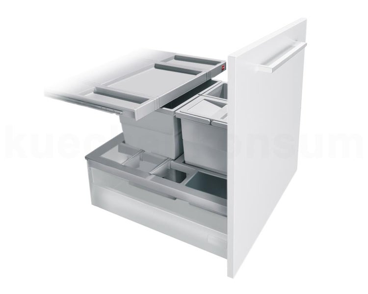 Ausziehbares Mülltrennsystem für Küchenunterschränke mit mehreren grauen Kunststoffbehältern und einer stabilen Abdeckung.