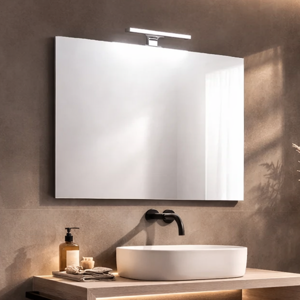 Rechteckiger Badezimmerspiegel mit LED-Aufsatzleuchte über weißem Aufsatzwaschbecken und schwarzer Wandarmatur in modernem Badezimmer.