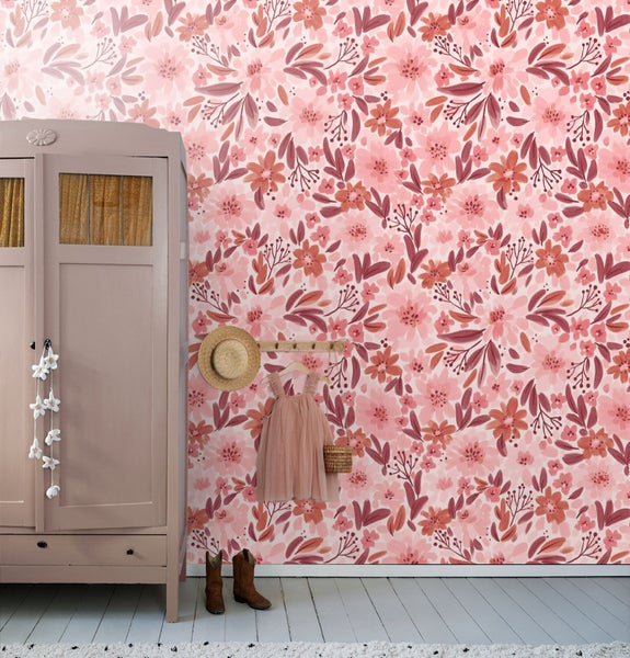 Zimmer mit floraler Tapete, Kleiderschrank, Kleid, Hut und Stiefeln