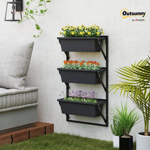 Organisierte Außenszene mit einem vertikalen Wandbeet aus drei schwarzen Kunststoffkästen an einem Metallrahmen an einer Wand. Outsunny Logo.