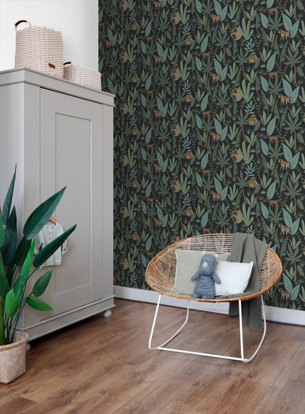 Raumgestaltung mit Dschungeltapete, Schrank, Korbsesseln und Zimmerpflanze