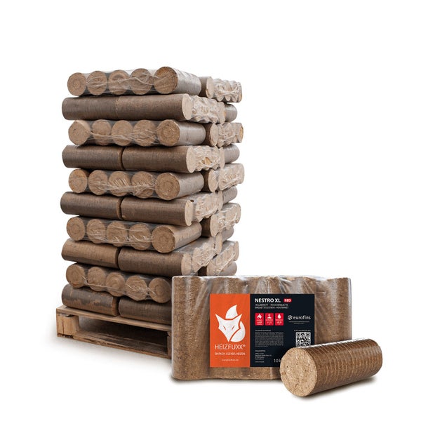 Eine Holzpalette mit mehreren eingeschweißten Paketen Heizfuxx Nestro XL Holzbriketts und einem einzelnen Holzbrikett davor.
