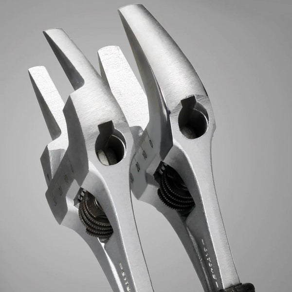 Zwei verstellbare Schraubenschlüssel mit Größenmarkierungen