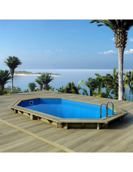 Achteckiger Pool umrandet mit Holzterrasse und Leiter vor Landschaft mit Meer und Palmen