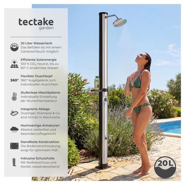 Frau unter einer silbernen tectake Solar-Gartendusche mit 20 Liter Wassertank, Ablage und verstellbarem Duschkopf im hellen Garten an einem Pool.