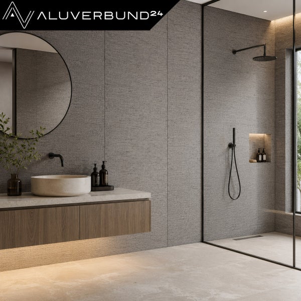Modernes Badezimmer mit Aluverbund Wandpaneelen, schwebendem Holzwaschtisch, Aufsatzwaschbecken und ebenerdiger Walk in Dusche.