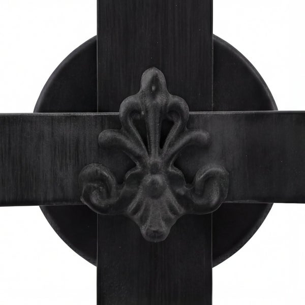 Detail einer schwarzen Kreuzdekoration mit Ornament