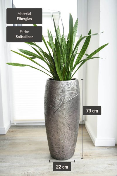 Pflanzgefäß aus Fiberglas in Solissilber mit Struktur, 73 Zentimeter hoch und 22 Zentimeter breit, bepflanzt mit Bogenhanf.